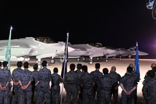 飛行機と自衛隊員の後ろ姿