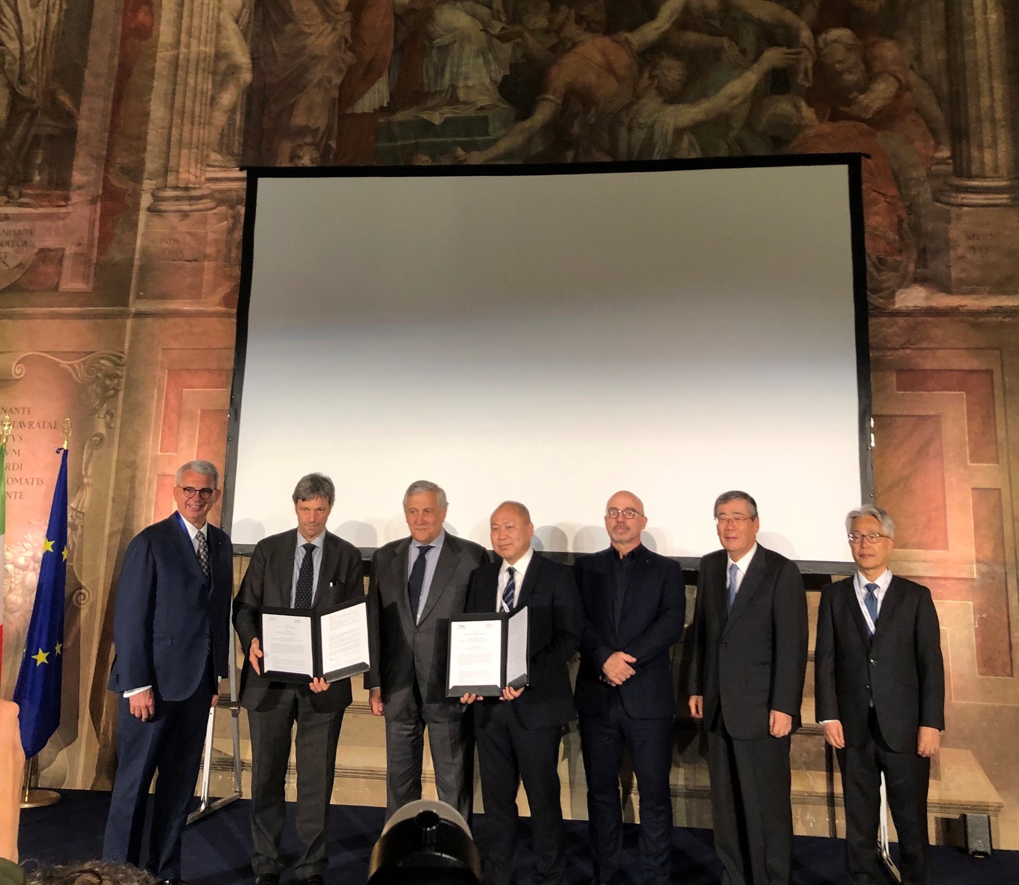 Foto di gruppo con il Min. Tajani
