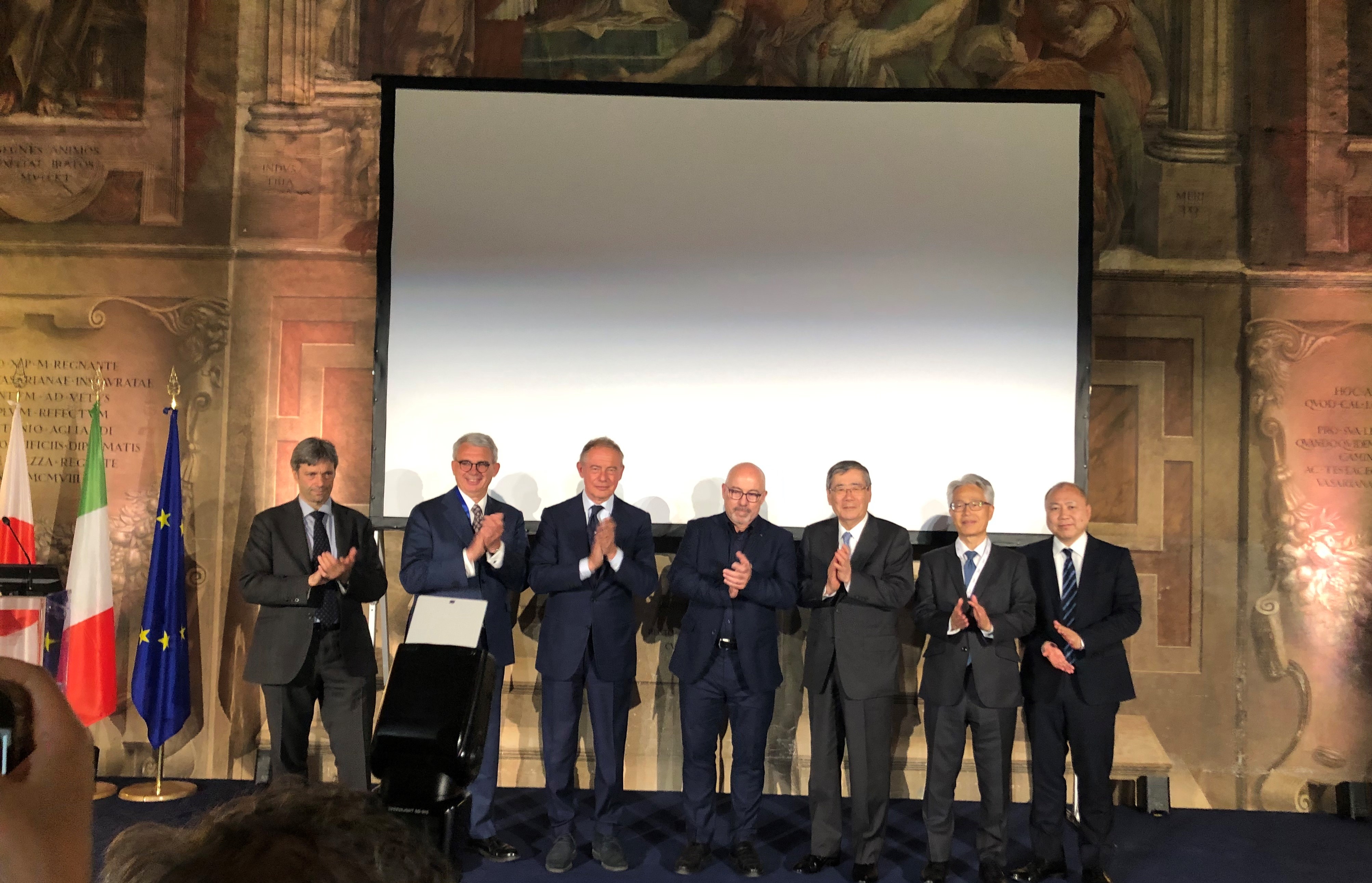 Foto di gruppo con il Min. Urso