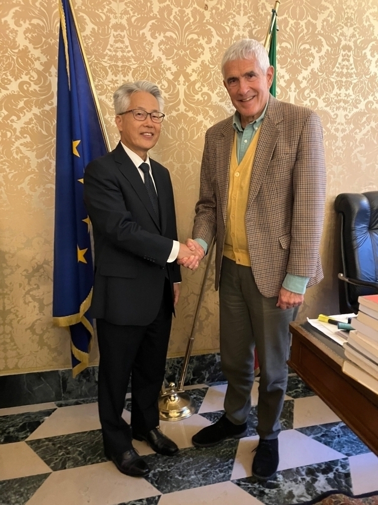 鈴木大使とカジーニ上院議員