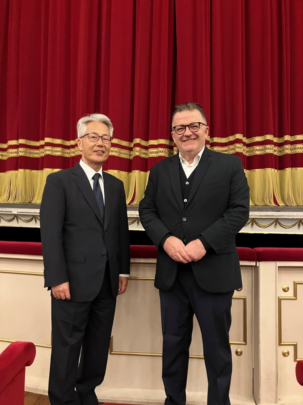 大使と劇場事務局長