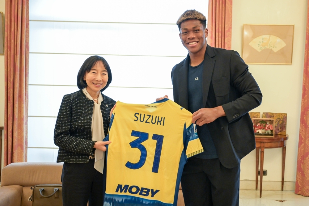 ユニフォーム贈呈（小野大使、鈴木選手）