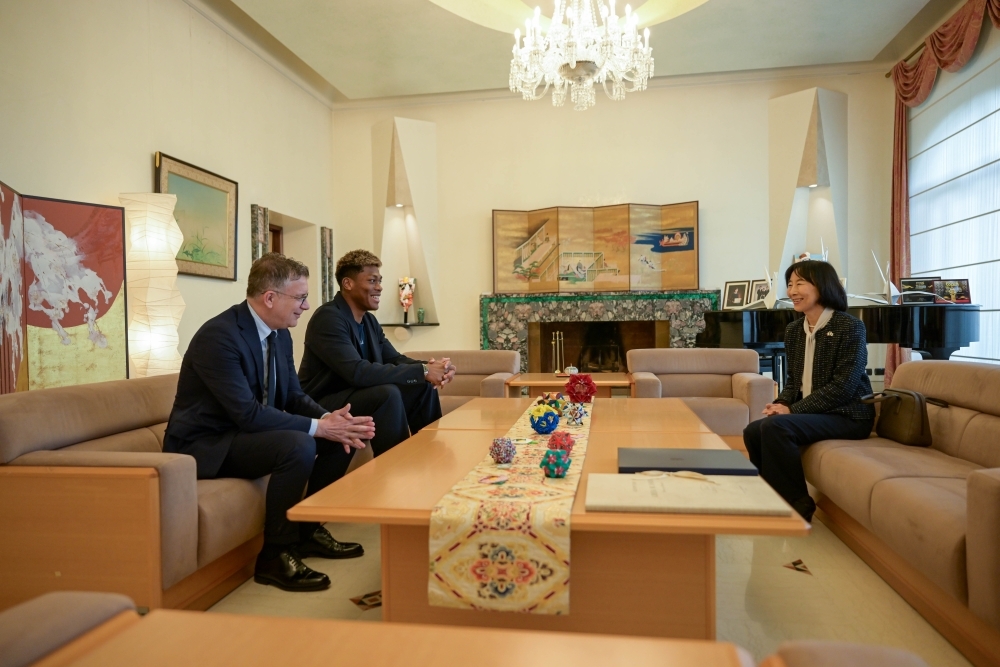 l'Amb. Ono conversa con Zion e con l'AD del Parma, Federico Cherubini