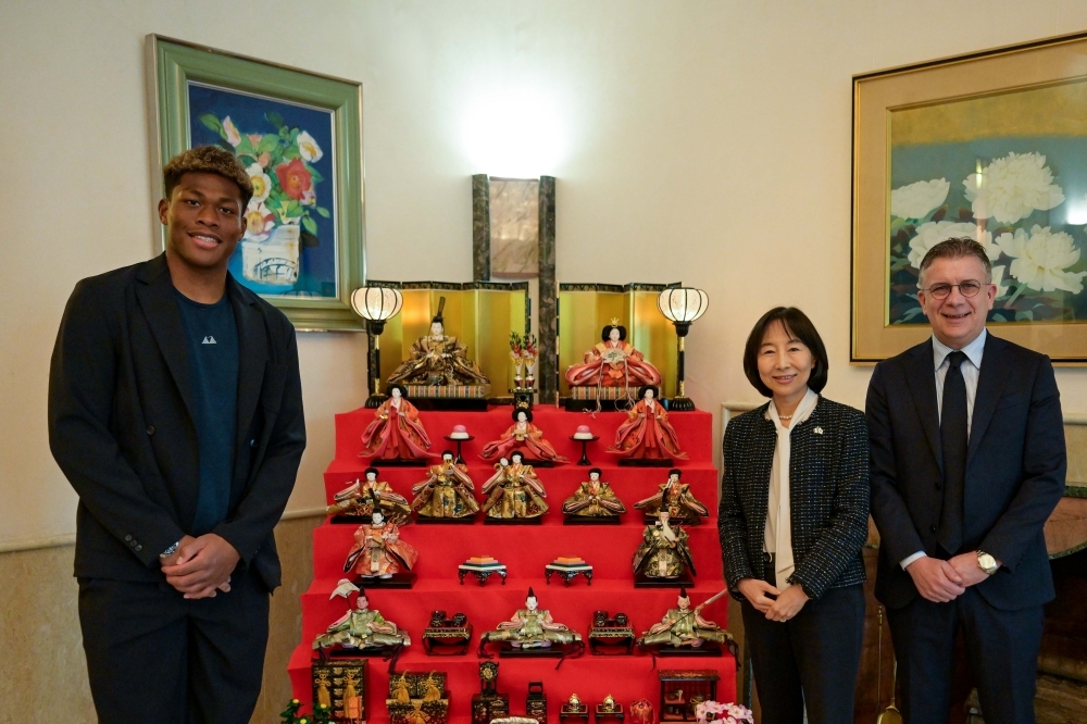 Bambole Hina Matsuri, con Zion, l'Amb. Ono e l'AD del Parma