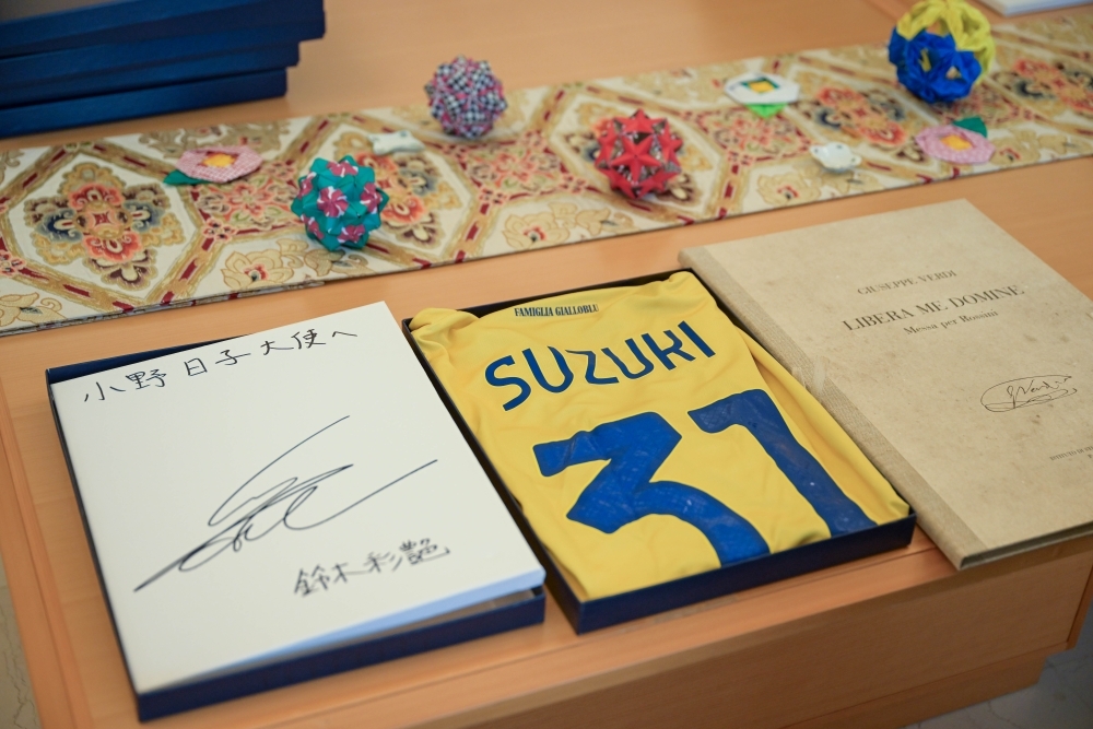 Doni da parte del Parma all'Amb. Ono